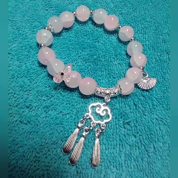 Silvertone very light pink whitish broken flower stretch dangle charm bracelet - Picture 1 of 4